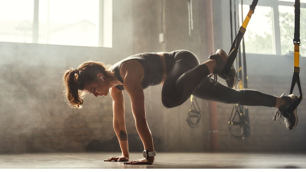 chica entrenando con trx en casa